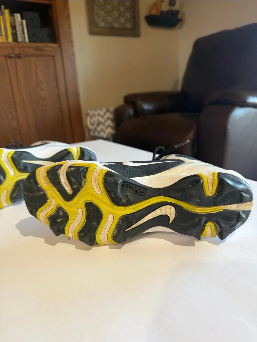 Nike Youth Huarache Black, White & Yellow BB/SB Cleats Size 5.5Y